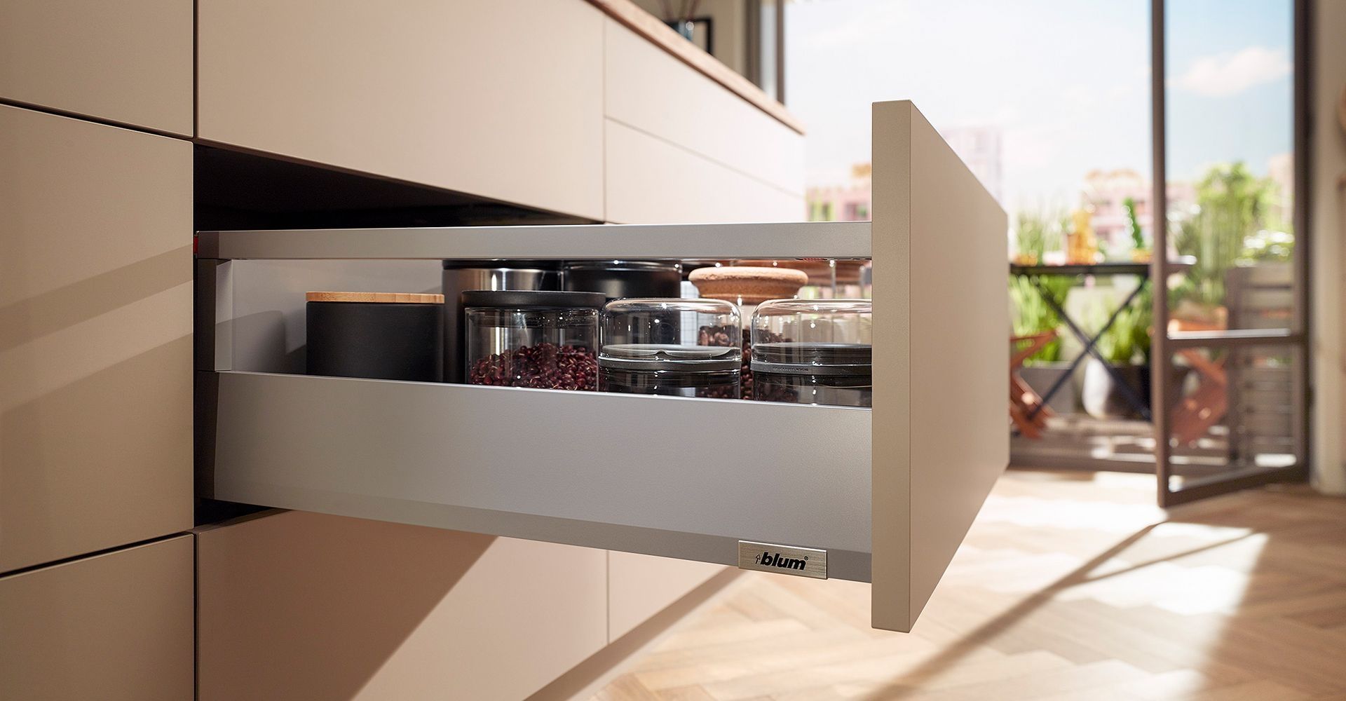 Offenes Regal mit Glasbehältern mit Zutaten